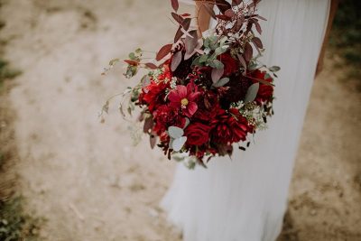 Boho Brautstrauß mit roten Rosen