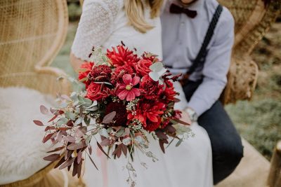 Boho Brautstrauß mit roten Rosen