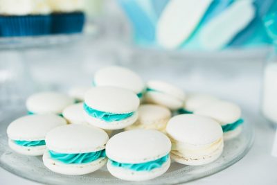 Sweet Table mit Hochzeitstorte in Blau