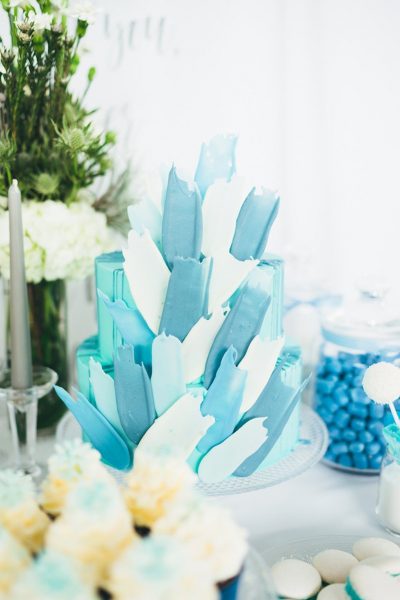 Sweet Table mit Hochzeitstorte in Blau