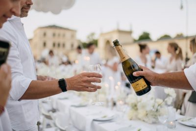 WHITE SHADES: Dîner en blanc