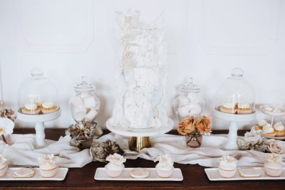 Hochzeitsdeko in Weiß & Ivory