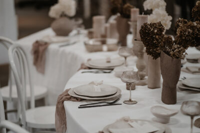 Zeitlos schön: Tischdeko für die Hochzeit in der Trendfarbe Beige