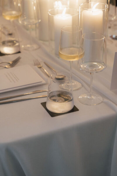 White Elegance in Portugal: Eine moderne Hochzeit an der Atlantikküste