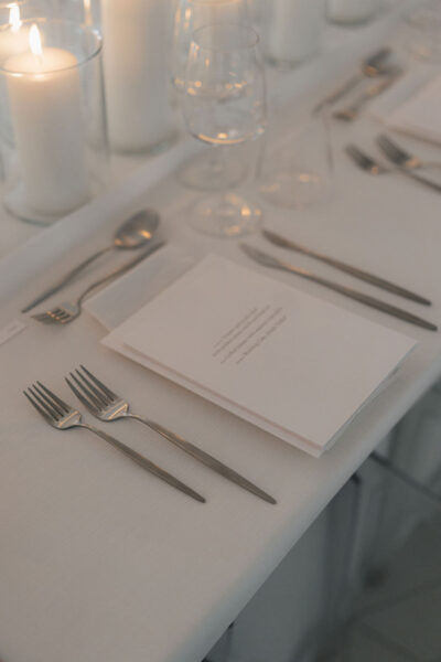 White Elegance in Portugal: Eine moderne Hochzeit an der Atlantikküste