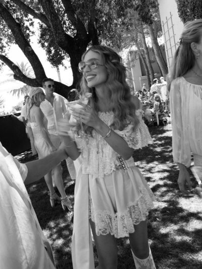 70s White Boho Chic: Pool Day auf Mallorca
